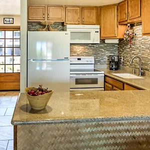 Apartment Pristine With Balcony Walk To Beach!